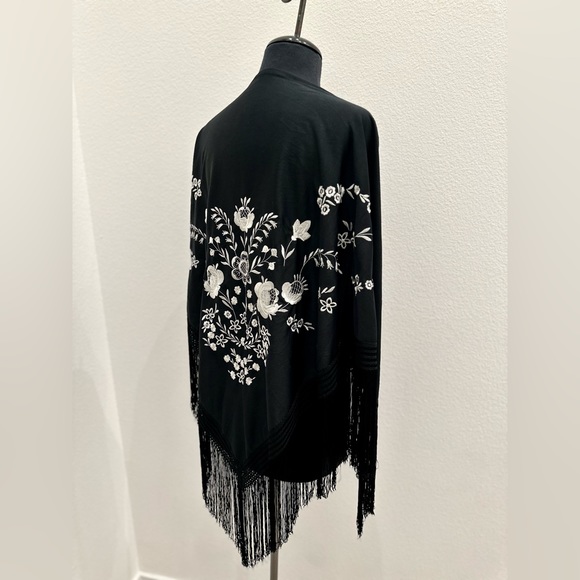 Vintage Triangle Shaped Scarf with Fringes - Picture 3 of 7